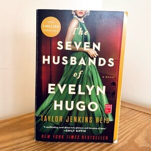 💥 The Seven Husbands of Evelyn Hugo by Taylor Jenkins Reid Paperback